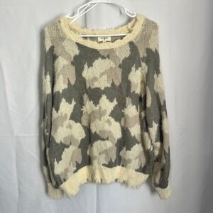 Snag Umgee USA Camo Print Fuzzy Knit Sweater Women's Medium Gray Beige Crew Neck